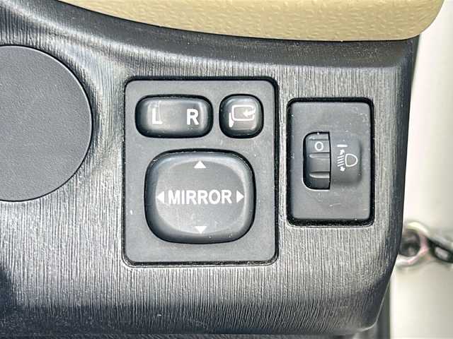 トヨタ ヴィッツ F 福島県 2011(平23)年 10.5万km スーパーホワイトⅡ ＫＥＮＷＯＯＤナビ　バックＣ　ワンセグ　ＢＴ　ＥＴＣ　電格ミラー　ＨＩＤヘッドライト　フォグランプ　助手席荷物落下ガード　純正ホイールキャップ付１４インチＳＷ　ＨＤＭＩ　リモコンキー　ドアバイザー