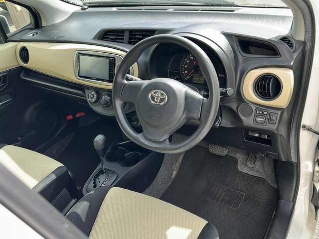 トヨタ ヴィッツ F 福島県 2011(平23)年 10.5万km スーパーホワイトⅡ ＫＥＮＷＯＯＤナビ　バックＣ　ワンセグ　ＢＴ　ＥＴＣ　電格ミラー　ＨＩＤヘッドライト　フォグランプ　助手席荷物落下ガード　純正ホイールキャップ付１４インチＳＷ　ＨＤＭＩ　リモコンキー　ドアバイザー