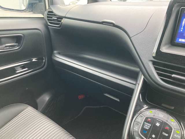 トヨタ ヴォクシー ZS 煌Ⅱ 愛媛県 2020(令2)年 5.1万km ホワイトパールクリスタルシャイン ワンオーナー/純正ナビ(NSZT-W68T)/・CD/DVD/フルセグTV/Bluetooth/SD/フリップダウンモニター/両側パワースライドドア /ドライブレコーダー前後/クルーズコントロール/衝突軽減ブレーキ/レーンキープアシスト/クリアランスソナー /LEDオートライト/・オートハイビーム /アイドリングストップ/ISOFIX/プッシュスタート