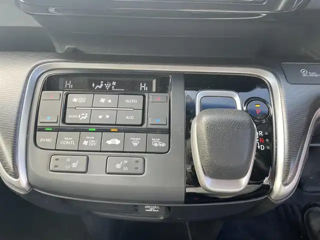 ホンダ ステップワゴン スパーダ ハイブリッド G EX ホンダセンシング 富山県 2018(平30)年 3.9万km プラチナホワイトパール 純正ナビ/フルセグTV/両側パワースライドドア/バックモニター/ビルトインETC/ドライブレコーダー/アダプティブクルーズコントロール/ホンダセンシング/・衝突被害軽減ブレーキ/・車線逸脱防止支援/・誤発進抑制/・標識認識/・先行車発進お知らせ/LEDヘッドランプ/デュアルオートエアコン/革巻きステアリング/ステアリングスイッチ/ハーフレザーシート/前席シートヒーター/純正16インチアルミホイール/スマートキー/プッシュエンジンスタート/禁煙車