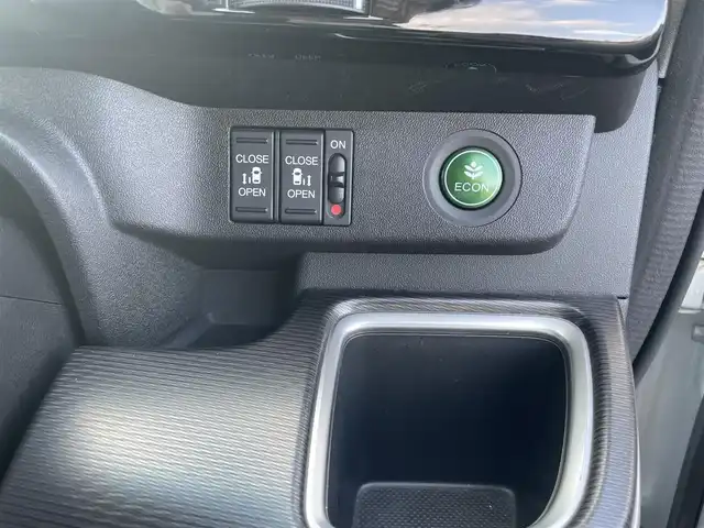 ホンダ ステップワゴン スパーダ ハイブリッド G EX ホンダセンシング 富山県 2018(平30)年 3.9万km プラチナホワイトパール 純正ナビ/フルセグTV/両側パワースライドドア/バックモニター/ビルトインETC/ドライブレコーダー/アダプティブクルーズコントロール/ホンダセンシング/・衝突被害軽減ブレーキ/・車線逸脱防止支援/・誤発進抑制/・標識認識/・先行車発進お知らせ/LEDヘッドランプ/デュアルオートエアコン/革巻きステアリング/ステアリングスイッチ/ハーフレザーシート/前席シートヒーター/純正16インチアルミホイール/スマートキー/プッシュエンジンスタート/禁煙車