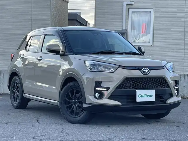 トヨタ ライズ Z 青森県 2023(令5)年 1.6万km ナチュラルベージュマイカM 4WD/寒冷地仕様/ワンオーナー/純正17AW積込（195/60/17）/純正フロアマット/社外ナビ/・AM/FM/CD/DVD/BT/コーナーセンサー/MTモード付AT/シートヒーター前席/トヨタセーフティセンス/・プリクラッシュセーフティ/・レーントレーシングアシスト/・レーダークルーズコントロール/・オートマチックハイビーム/アイドリングストップ/横滑り防止機能/車線逸脱警報/セキュリティアラーム/ETC/ドラレコ/スペアキー/純正スターター/保証書/取扱説明書/整備記録簿