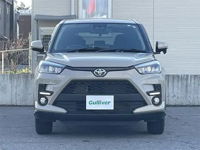 トヨタ ライズ Z 青森県 2023(令5)年 1.6万km ナチュラルベージュマイカM 4WD/寒冷地仕様/ワンオーナー/純正17AW積込（195/60/17）/純正フロアマット/社外ナビ/・AM/FM/CD/DVD/BT/コーナーセンサー/MTモード付AT/シートヒーター前席/トヨタセーフティセンス/・プリクラッシュセーフティ/・レーントレーシングアシスト/・レーダークルーズコントロール/・オートマチックハイビーム/アイドリングストップ/横滑り防止機能/車線逸脱警報/セキュリティアラーム/ETC/ドラレコ/スペアキー/純正スターター/保証書/取扱説明書/整備記録簿