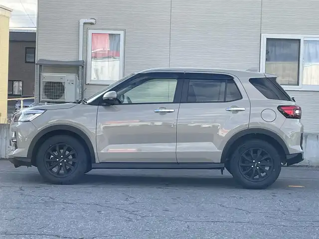 トヨタ ライズ Z 青森県 2023(令5)年 1.6万km ナチュラルベージュマイカM 4WD/寒冷地仕様/ワンオーナー/純正17AW積込（195/60/17）/純正フロアマット/社外ナビ/・AM/FM/CD/DVD/BT/コーナーセンサー/MTモード付AT/シートヒーター前席/トヨタセーフティセンス/・プリクラッシュセーフティ/・レーントレーシングアシスト/・レーダークルーズコントロール/・オートマチックハイビーム/アイドリングストップ/横滑り防止機能/車線逸脱警報/セキュリティアラーム/ETC/ドラレコ/スペアキー/純正スターター/保証書/取扱説明書/整備記録簿