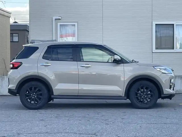トヨタ ライズ Z 青森県 2023(令5)年 1.6万km ナチュラルベージュマイカM 4WD/寒冷地仕様/ワンオーナー/純正17AW積込（195/60/17）/純正フロアマット/社外ナビ/・AM/FM/CD/DVD/BT/コーナーセンサー/MTモード付AT/シートヒーター前席/トヨタセーフティセンス/・プリクラッシュセーフティ/・レーントレーシングアシスト/・レーダークルーズコントロール/・オートマチックハイビーム/アイドリングストップ/横滑り防止機能/車線逸脱警報/セキュリティアラーム/ETC/ドラレコ/スペアキー/純正スターター/保証書/取扱説明書/整備記録簿