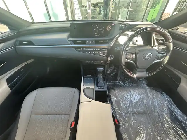 レクサス ＥＳ 300h バージョンL 愛媛県 2019(平31)年 5.4万km グラファイトブラックガラスフレーク サンルーフ/純正12.3インチナビ（Bluetooth/フルセグTV）/アラウンドビューモニター/D+N席パワーシート/D＋N席シートヒーター/D＋N席シートベンチレーション/ステアリングヒーター/革シート/ドライブレコーダー/ビルトインETC2.0/アダクティブクルーズコントロール/ブラインドスポットモニター/ヘッドアップディスプレイ/衝突被害軽減ブレーキ/レーンキープアシストシステム/パドルシフト/シートメモリー機能/純正18インチアルミホイール/前後コーナーセンサー/LEDヘッドライト/オートライト/フォグランプ/オートマチックハイビーム/100V電源/電動格納ウィンカーミラー/純正フロアマット/スマートキー/プッシュスタート