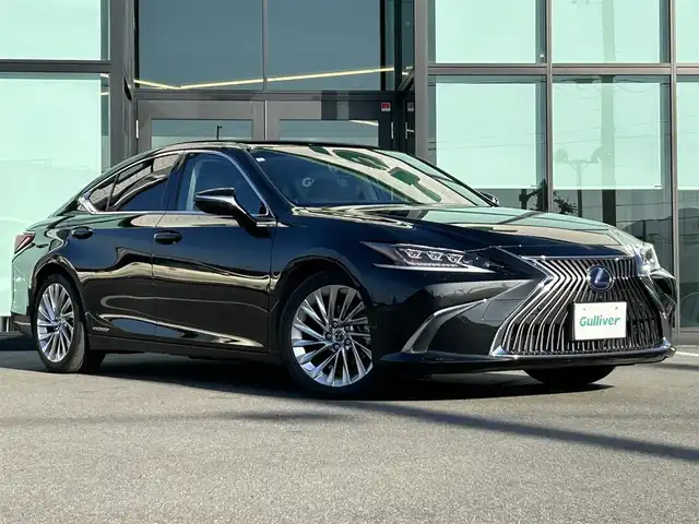 レクサス ＥＳ 300h バージョンL 愛媛県 2019(平31)年 5.4万km グラファイトブラックガラスフレーク サンルーフ/純正12.3インチナビ（Bluetooth/フルセグTV）/アラウンドビューモニター/D+N席パワーシート/D＋N席シートヒーター/D＋N席シートベンチレーション/ステアリングヒーター/革シート/ドライブレコーダー/ビルトインETC2.0/アダクティブクルーズコントロール/ブラインドスポットモニター/ヘッドアップディスプレイ/衝突被害軽減ブレーキ/レーンキープアシストシステム/パドルシフト/シートメモリー機能/純正18インチアルミホイール/前後コーナーセンサー/LEDヘッドライト/オートライト/フォグランプ/オートマチックハイビーム/100V電源/電動格納ウィンカーミラー/純正フロアマット/スマートキー/プッシュスタート