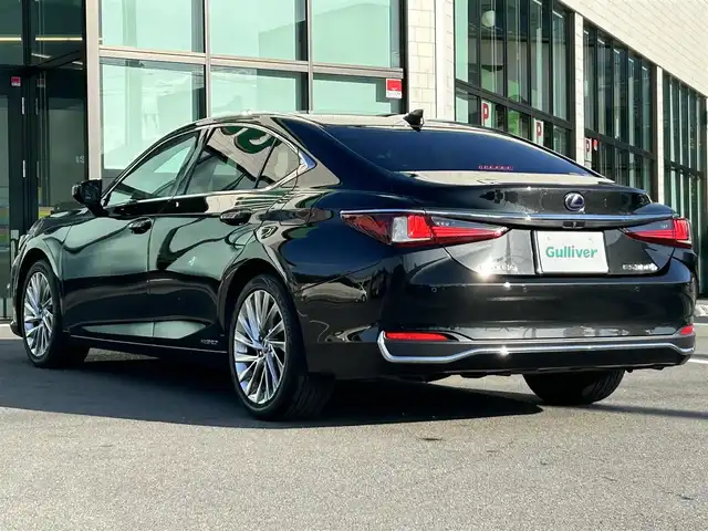 レクサス ＥＳ 300h バージョンL 愛媛県 2019(平31)年 5.4万km グラファイトブラックガラスフレーク サンルーフ/純正12.3インチナビ（Bluetooth/フルセグTV）/アラウンドビューモニター/D+N席パワーシート/D＋N席シートヒーター/D＋N席シートベンチレーション/ステアリングヒーター/革シート/ドライブレコーダー/ビルトインETC2.0/アダクティブクルーズコントロール/ブラインドスポットモニター/ヘッドアップディスプレイ/衝突被害軽減ブレーキ/レーンキープアシストシステム/パドルシフト/シートメモリー機能/純正18インチアルミホイール/前後コーナーセンサー/LEDヘッドライト/オートライト/フォグランプ/オートマチックハイビーム/100V電源/電動格納ウィンカーミラー/純正フロアマット/スマートキー/プッシュスタート