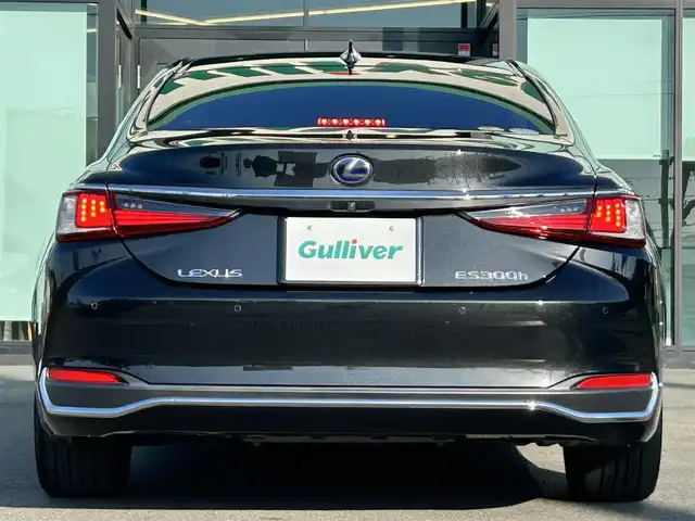 レクサス ＥＳ 300h バージョンL 愛媛県 2019(平31)年 5.4万km グラファイトブラックガラスフレーク サンルーフ/純正12.3インチナビ（Bluetooth/フルセグTV）/アラウンドビューモニター/D+N席パワーシート/D＋N席シートヒーター/D＋N席シートベンチレーション/ステアリングヒーター/革シート/ドライブレコーダー/ビルトインETC2.0/アダクティブクルーズコントロール/ブラインドスポットモニター/ヘッドアップディスプレイ/衝突被害軽減ブレーキ/レーンキープアシストシステム/パドルシフト/シートメモリー機能/純正18インチアルミホイール/前後コーナーセンサー/LEDヘッドライト/オートライト/フォグランプ/オートマチックハイビーム/100V電源/電動格納ウィンカーミラー/純正フロアマット/スマートキー/プッシュスタート