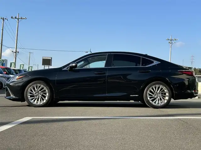 レクサス ＥＳ 300h バージョンL 愛媛県 2019(平31)年 5.4万km グラファイトブラックガラスフレーク サンルーフ/純正12.3インチナビ（Bluetooth/フルセグTV）/アラウンドビューモニター/D+N席パワーシート/D＋N席シートヒーター/D＋N席シートベンチレーション/ステアリングヒーター/革シート/ドライブレコーダー/ビルトインETC2.0/アダクティブクルーズコントロール/ブラインドスポットモニター/ヘッドアップディスプレイ/衝突被害軽減ブレーキ/レーンキープアシストシステム/パドルシフト/シートメモリー機能/純正18インチアルミホイール/前後コーナーセンサー/LEDヘッドライト/オートライト/フォグランプ/オートマチックハイビーム/100V電源/電動格納ウィンカーミラー/純正フロアマット/スマートキー/プッシュスタート