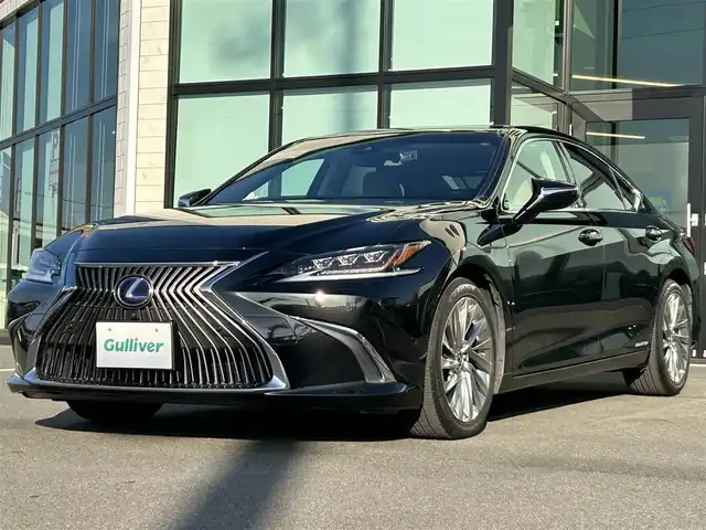 レクサス ＥＳ 300h バージョンL 愛媛県 2019(平31)年 5.4万km グラファイトブラックガラスフレーク サンルーフ/純正12.3インチナビ（Bluetooth/フルセグTV）/アラウンドビューモニター/D+N席パワーシート/D＋N席シートヒーター/D＋N席シートベンチレーション/ステアリングヒーター/革シート/ドライブレコーダー/ビルトインETC2.0/アダクティブクルーズコントロール/ブラインドスポットモニター/ヘッドアップディスプレイ/衝突被害軽減ブレーキ/レーンキープアシストシステム/パドルシフト/シートメモリー機能/純正18インチアルミホイール/前後コーナーセンサー/LEDヘッドライト/オートライト/フォグランプ/オートマチックハイビーム/100V電源/電動格納ウィンカーミラー/純正フロアマット/スマートキー/プッシュスタート
