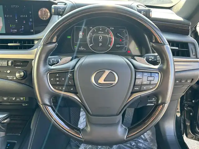 レクサス ＥＳ 300h バージョンL 愛媛県 2019(平31)年 5.4万km グラファイトブラックガラスフレーク サンルーフ/純正12.3インチナビ（Bluetooth/フルセグTV）/アラウンドビューモニター/D+N席パワーシート/D＋N席シートヒーター/D＋N席シートベンチレーション/ステアリングヒーター/革シート/ドライブレコーダー/ビルトインETC2.0/アダクティブクルーズコントロール/ブラインドスポットモニター/ヘッドアップディスプレイ/衝突被害軽減ブレーキ/レーンキープアシストシステム/パドルシフト/シートメモリー機能/純正18インチアルミホイール/前後コーナーセンサー/LEDヘッドライト/オートライト/フォグランプ/オートマチックハイビーム/100V電源/電動格納ウィンカーミラー/純正フロアマット/スマートキー/プッシュスタート