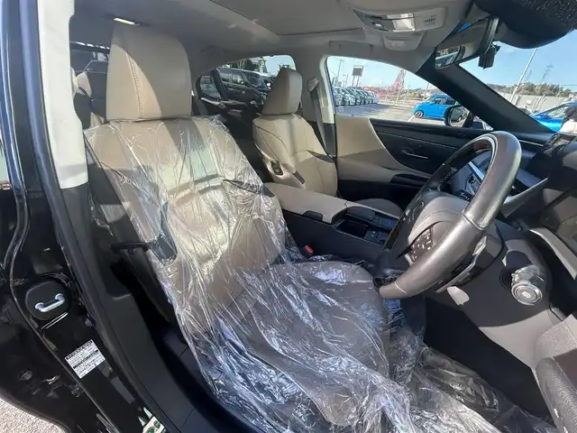 レクサス ＥＳ 300h バージョンL 愛媛県 2019(平31)年 5.4万km グラファイトブラックガラスフレーク サンルーフ/純正12.3インチナビ（Bluetooth/フルセグTV）/アラウンドビューモニター/D+N席パワーシート/D＋N席シートヒーター/D＋N席シートベンチレーション/ステアリングヒーター/革シート/ドライブレコーダー/ビルトインETC2.0/アダクティブクルーズコントロール/ブラインドスポットモニター/ヘッドアップディスプレイ/衝突被害軽減ブレーキ/レーンキープアシストシステム/パドルシフト/シートメモリー機能/純正18インチアルミホイール/前後コーナーセンサー/LEDヘッドライト/オートライト/フォグランプ/オートマチックハイビーム/100V電源/電動格納ウィンカーミラー/純正フロアマット/スマートキー/プッシュスタート