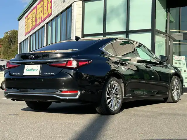 レクサス ＥＳ 300h バージョンL 愛媛県 2019(平31)年 5.4万km グラファイトブラックガラスフレーク サンルーフ/純正12.3インチナビ（Bluetooth/フルセグTV）/アラウンドビューモニター/D+N席パワーシート/D＋N席シートヒーター/D＋N席シートベンチレーション/ステアリングヒーター/革シート/ドライブレコーダー/ビルトインETC2.0/アダクティブクルーズコントロール/ブラインドスポットモニター/ヘッドアップディスプレイ/衝突被害軽減ブレーキ/レーンキープアシストシステム/パドルシフト/シートメモリー機能/純正18インチアルミホイール/前後コーナーセンサー/LEDヘッドライト/オートライト/フォグランプ/オートマチックハイビーム/100V電源/電動格納ウィンカーミラー/純正フロアマット/スマートキー/プッシュスタート