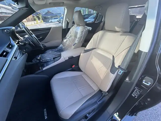 レクサス ＥＳ 300h バージョンL 愛媛県 2019(平31)年 5.4万km グラファイトブラックガラスフレーク サンルーフ/純正12.3インチナビ（Bluetooth/フルセグTV）/アラウンドビューモニター/D+N席パワーシート/D＋N席シートヒーター/D＋N席シートベンチレーション/ステアリングヒーター/革シート/ドライブレコーダー/ビルトインETC2.0/アダクティブクルーズコントロール/ブラインドスポットモニター/ヘッドアップディスプレイ/衝突被害軽減ブレーキ/レーンキープアシストシステム/パドルシフト/シートメモリー機能/純正18インチアルミホイール/前後コーナーセンサー/LEDヘッドライト/オートライト/フォグランプ/オートマチックハイビーム/100V電源/電動格納ウィンカーミラー/純正フロアマット/スマートキー/プッシュスタート