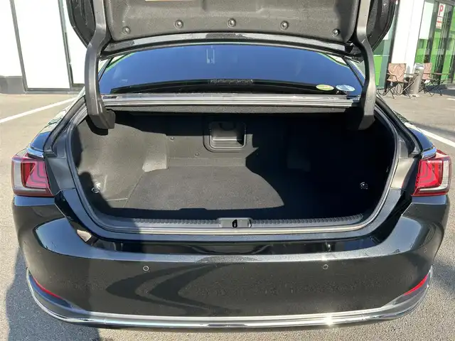 レクサス ＥＳ 300h バージョンL 愛媛県 2019(平31)年 5.4万km グラファイトブラックガラスフレーク サンルーフ/純正12.3インチナビ（Bluetooth/フルセグTV）/アラウンドビューモニター/D+N席パワーシート/D＋N席シートヒーター/D＋N席シートベンチレーション/ステアリングヒーター/革シート/ドライブレコーダー/ビルトインETC2.0/アダクティブクルーズコントロール/ブラインドスポットモニター/ヘッドアップディスプレイ/衝突被害軽減ブレーキ/レーンキープアシストシステム/パドルシフト/シートメモリー機能/純正18インチアルミホイール/前後コーナーセンサー/LEDヘッドライト/オートライト/フォグランプ/オートマチックハイビーム/100V電源/電動格納ウィンカーミラー/純正フロアマット/スマートキー/プッシュスタート