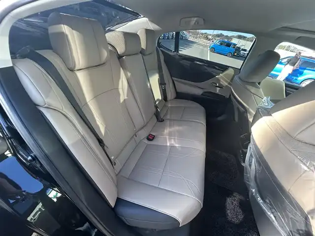 レクサス ＥＳ 300h バージョンL 愛媛県 2019(平31)年 5.4万km グラファイトブラックガラスフレーク サンルーフ/純正12.3インチナビ（Bluetooth/フルセグTV）/アラウンドビューモニター/D+N席パワーシート/D＋N席シートヒーター/D＋N席シートベンチレーション/ステアリングヒーター/革シート/ドライブレコーダー/ビルトインETC2.0/アダクティブクルーズコントロール/ブラインドスポットモニター/ヘッドアップディスプレイ/衝突被害軽減ブレーキ/レーンキープアシストシステム/パドルシフト/シートメモリー機能/純正18インチアルミホイール/前後コーナーセンサー/LEDヘッドライト/オートライト/フォグランプ/オートマチックハイビーム/100V電源/電動格納ウィンカーミラー/純正フロアマット/スマートキー/プッシュスタート