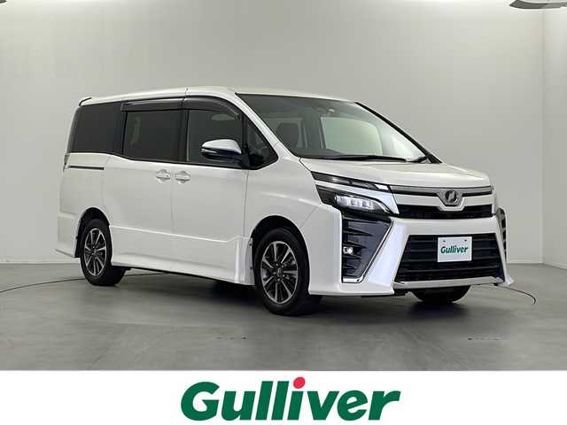 トヨタ ヴォクシー ZS 栃木県 2018(平30)年 5.5万km ホワイトパールクリスタルシャイン 純正SDナビ（NSZT-W66T）/（BT・FM・AM・DVD・CD・フルセグTV）/トヨタセーフティセンス/車線逸脱警報/横滑り防止/バックカメラ/両側パワースライドドア/クルーズコントロール/アイドリングストップ/MTモード付きAT/純正LEDヘッドライト/ステアリングスイッチ/プッシュスタート/スマートキー/ETC/ドライブレコーダー/電動格納ミラー/純正アルミホイール