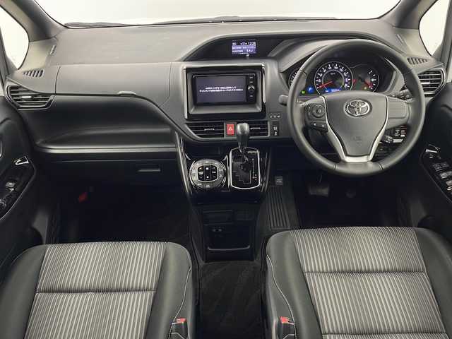 トヨタ ヴォクシー ZS 栃木県 2018(平30)年 5.5万km ホワイトパールクリスタルシャイン 純正SDナビ（NSZT-W66T）/（BT・FM・AM・DVD・CD・フルセグTV）/トヨタセーフティセンス/車線逸脱警報/横滑り防止/バックカメラ/両側パワースライドドア/クルーズコントロール/アイドリングストップ/MTモード付きAT/純正LEDヘッドライト/ステアリングスイッチ/プッシュスタート/スマートキー/ETC/ドライブレコーダー/電動格納ミラー/純正アルミホイール