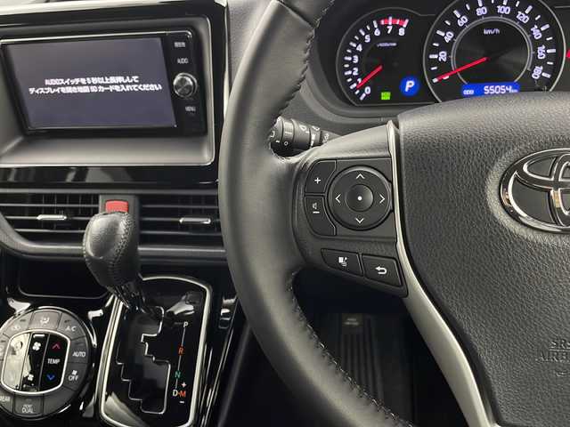 トヨタ ヴォクシー ZS 栃木県 2018(平30)年 5.5万km ホワイトパールクリスタルシャイン 純正SDナビ（NSZT-W66T）/（BT・FM・AM・DVD・CD・フルセグTV）/トヨタセーフティセンス/車線逸脱警報/横滑り防止/バックカメラ/両側パワースライドドア/クルーズコントロール/アイドリングストップ/MTモード付きAT/純正LEDヘッドライト/ステアリングスイッチ/プッシュスタート/スマートキー/ETC/ドライブレコーダー/電動格納ミラー/純正アルミホイール
