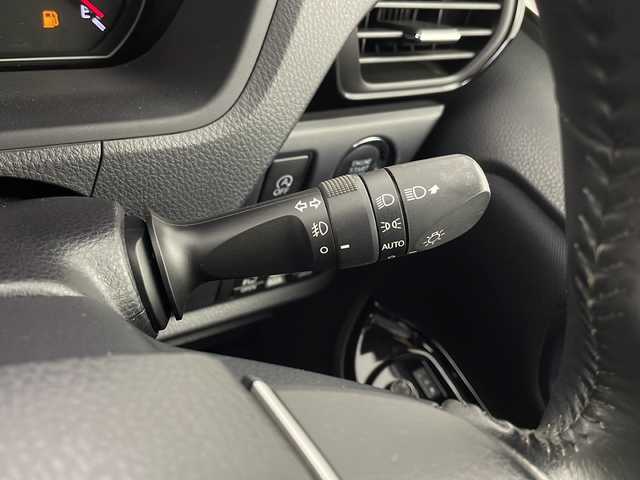 トヨタ ヴォクシー ZS 栃木県 2018(平30)年 5.5万km ホワイトパールクリスタルシャイン 純正SDナビ（NSZT-W66T）/（BT・FM・AM・DVD・CD・フルセグTV）/トヨタセーフティセンス/車線逸脱警報/横滑り防止/バックカメラ/両側パワースライドドア/クルーズコントロール/アイドリングストップ/MTモード付きAT/純正LEDヘッドライト/ステアリングスイッチ/プッシュスタート/スマートキー/ETC/ドライブレコーダー/電動格納ミラー/純正アルミホイール
