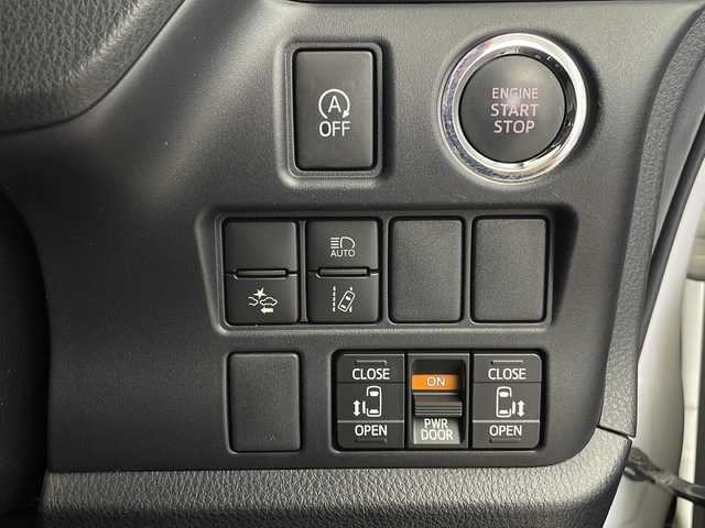 トヨタ ヴォクシー ZS 栃木県 2018(平30)年 5.5万km ホワイトパールクリスタルシャイン 純正SDナビ（NSZT-W66T）/（BT・FM・AM・DVD・CD・フルセグTV）/トヨタセーフティセンス/車線逸脱警報/横滑り防止/バックカメラ/両側パワースライドドア/クルーズコントロール/アイドリングストップ/MTモード付きAT/純正LEDヘッドライト/ステアリングスイッチ/プッシュスタート/スマートキー/ETC/ドライブレコーダー/電動格納ミラー/純正アルミホイール