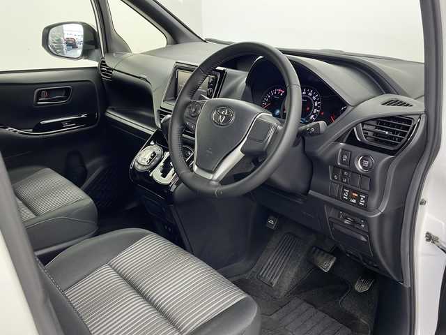 トヨタ ヴォクシー ZS 栃木県 2018(平30)年 5.5万km ホワイトパールクリスタルシャイン 純正SDナビ（NSZT-W66T）/（BT・FM・AM・DVD・CD・フルセグTV）/トヨタセーフティセンス/車線逸脱警報/横滑り防止/バックカメラ/両側パワースライドドア/クルーズコントロール/アイドリングストップ/MTモード付きAT/純正LEDヘッドライト/ステアリングスイッチ/プッシュスタート/スマートキー/ETC/ドライブレコーダー/電動格納ミラー/純正アルミホイール