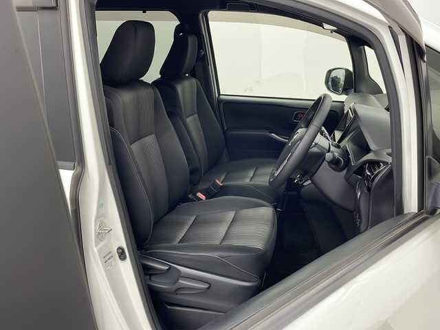 トヨタ ヴォクシー ZS 栃木県 2018(平30)年 5.5万km ホワイトパールクリスタルシャイン 純正SDナビ（NSZT-W66T）/（BT・FM・AM・DVD・CD・フルセグTV）/トヨタセーフティセンス/車線逸脱警報/横滑り防止/バックカメラ/両側パワースライドドア/クルーズコントロール/アイドリングストップ/MTモード付きAT/純正LEDヘッドライト/ステアリングスイッチ/プッシュスタート/スマートキー/ETC/ドライブレコーダー/電動格納ミラー/純正アルミホイール