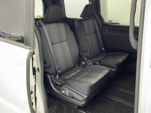 トヨタ ヴォクシー ZS 栃木県 2018(平30)年 5.5万km ホワイトパールクリスタルシャイン 純正SDナビ（NSZT-W66T）/（BT・FM・AM・DVD・CD・フルセグTV）/トヨタセーフティセンス/車線逸脱警報/横滑り防止/バックカメラ/両側パワースライドドア/クルーズコントロール/アイドリングストップ/MTモード付きAT/純正LEDヘッドライト/ステアリングスイッチ/プッシュスタート/スマートキー/ETC/ドライブレコーダー/電動格納ミラー/純正アルミホイール