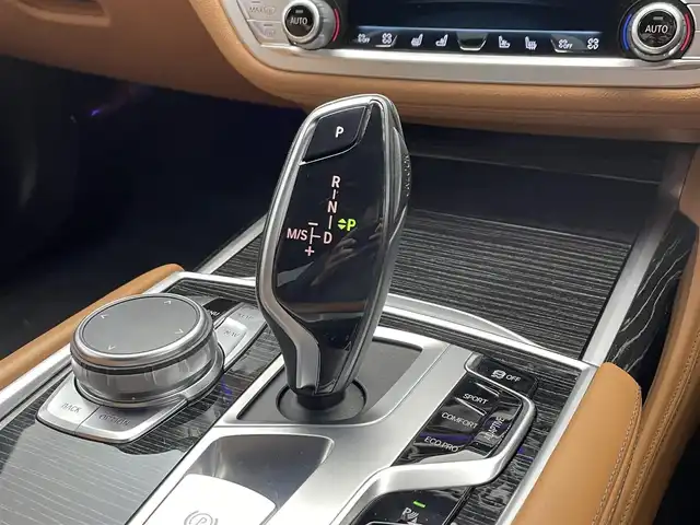 ＢＭＷ ７４０ｄ xDrive Mスポーツ 愛知県 2019(令1)年 3.4万km ミネラルホワイト 禁煙車/4WD/サンルーフ/純正ナビ/（CD/DVD/Apple Car Play/Bluetooth/USB/フルセグTV)/全方位カメラ/harman/kardon/ルームミラー内蔵型ETC/エアサス/ブラウン本革シート/全席シートヒーター/前席シートベンチレーション/前席パワーシート/パワートランク/ヘッドアップディスプレイ/ワイヤレス充電/BSM/パーキングアシスト/LEDヘッドライト/オートライト/レーザーライト/インテリジェントセーフティ/　・歩行者警告および自動ブレーキ/　・衝突警告および自動ブレーキ/　・レーンキープアシスト/アクティブクルーズコントロール/パーキングセンサー/アイドリングストップ/電動パーキングブレーキ/オートブレーキホールド/パドルシフト/プッシュスタート/スマートキー×２