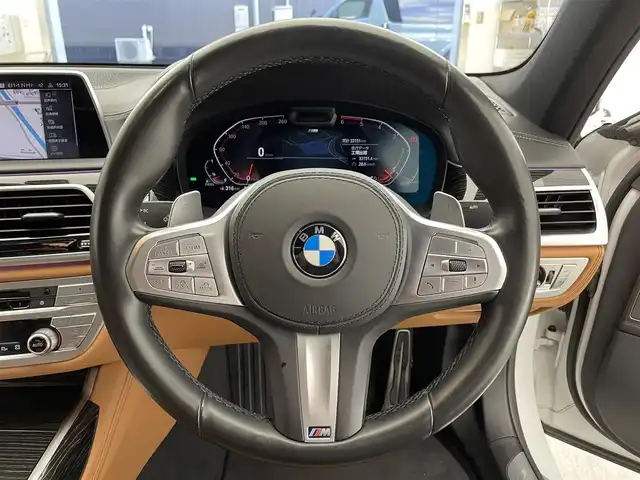 ＢＭＷ ７４０ｄ xDrive Mスポーツ 愛知県 2019(令1)年 3.4万km ミネラルホワイト 禁煙車/4WD/サンルーフ/純正ナビ/（CD/DVD/Apple Car Play/Bluetooth/USB/フルセグTV)/全方位カメラ/harman/kardon/ルームミラー内蔵型ETC/エアサス/ブラウン本革シート/全席シートヒーター/前席シートベンチレーション/前席パワーシート/パワートランク/ヘッドアップディスプレイ/ワイヤレス充電/BSM/パーキングアシスト/LEDヘッドライト/オートライト/レーザーライト/インテリジェントセーフティ/　・歩行者警告および自動ブレーキ/　・衝突警告および自動ブレーキ/　・レーンキープアシスト/アクティブクルーズコントロール/パーキングセンサー/アイドリングストップ/電動パーキングブレーキ/オートブレーキホールド/パドルシフト/プッシュスタート/スマートキー×２