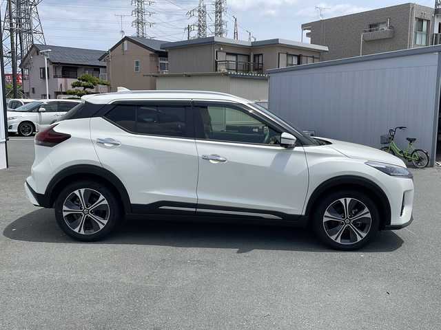 日産 キックス X ツートーンインテリアED 三重県 2020(令2)年 5.8万km ブリリアントホワイトパール 純正9インチナビ(AM/FM/フルセグTV/BT/MusicStocker）/ツートンインテリアED/e-power/プロパイロット/デジタルインナー/ステアリングスイッチ/ステアリングヒーター/革巻きステアリング/ドライブレコーダー/ビルトインETC/プッシュスタート/スペアキー/ハンドル支援/後方支援/エマージェンシーブレーキ/駐車支援/ふらつき検知/電動格納ミラー/ルーフレール/禁煙車/取扱説明書/ナビ取扱説明書/保証書