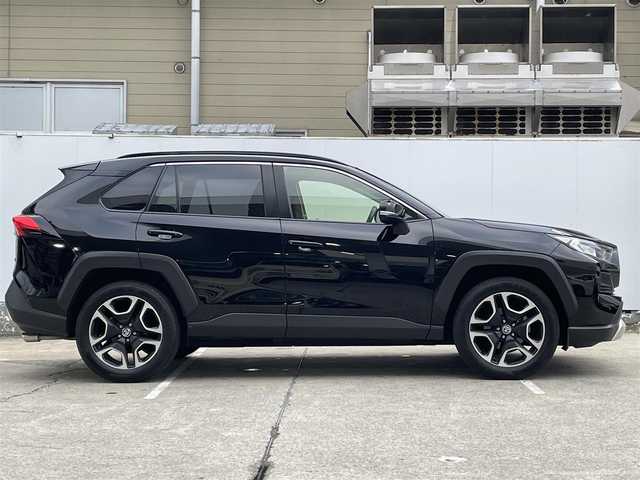 トヨタ ＲＡＶ４ アドベンチャー 青森県 2019(令1)年 4.9万km アティチュードブラックマイカ 4WD/純正メモリナビ/純正フルセグTV/【Bluetooth/CD/DVD/USB】/純正アルミ/純正フロアマット/レザーシート/シートヒーター/エアシート/ステアリングヒーター/ビルトインETC/社外ドラレコ/トヨタセーフティセンス/・レーンディパーチャーアラート/・レーダークルーズコントロール/・ロードサインアシスト/・オートマチックハイビーム、オートライト/・プリクラッシュセーフティ/ダウンヒルアシストコントロール/ブレーキホールド/横滑り防止装置/盗難防止装置/エアバッグダブル＋サイド/ルーフレール/保証書/取扱説明書