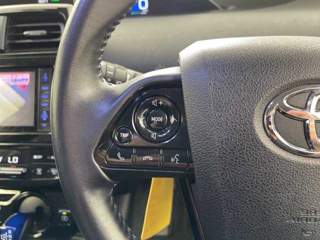 トヨタ プリウス S 道央・札幌 2019(令1)年 6.8万km グレー ・４WD  / ハイブリッド/・トヨタセーフティセンス/・プリクラッシュセーフティ/・レーダークルーズコントロール/・社外ナビ　CN-H55WD/・DVD.CD.SD.Bluetooth/・フルセグ/バックカメラ/・ミラーヒーター/USB電源/・LEDライト/オートハイビーム/・純正エンジンスターター/・デジタルインナーミラー/・ビルトインETC/・スマートキーx２