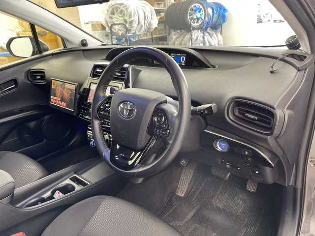 トヨタ プリウス S 道央・札幌 2019(令1)年 6.8万km グレー ・４WD  / ハイブリッド/・トヨタセーフティセンス/・プリクラッシュセーフティ/・レーダークルーズコントロール/・社外ナビ　CN-H55WD/・DVD.CD.SD.Bluetooth/・フルセグ/バックカメラ/・ミラーヒーター/USB電源/・LEDライト/オートハイビーム/・純正エンジンスターター/・デジタルインナーミラー/・ビルトインETC/・スマートキーx２