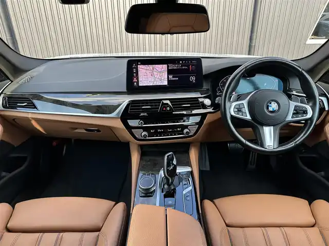 ＢＭＷ ５２３ｄ xDrive Mスポーツ EDジョイ+ 福島県 2020(令2)年 3.5万km アルピンホワイトⅢ ワンオーナー/パーキング・アシスト・プラス/・ アクティブPDC/・パーキング・アシスト/・トップ・ビュー＋3Dビュー/・ サイド・ビュー・カメラ/・リヤ・ビュー・カメラ/・リバース・アシスト/・ 誤発進抑制制御/ドライビング・アシスト・プロフェッショナル/・アクティブ・クルーズ・コントロール/・ステアリング&レーン・コントロール・アシスト/・レーン・ディパーチャー・ウォーニング/・レーン・チェンジ・ウォーニング/・ハンズ・オフ・アシスト/・レーン・チェンジ・アシスト/・アクティブ・サイド・コリジョン・プロテクション/・前車接近警告機能/・衝突回避・被害軽減ブレーキ/・後車衝突警告機能/・クロス・トラフィック・ウォーニング/・トラフィック・サイン・アシスト/ヘッドアップディスプレイ/ブラックキドニーグリル/コニャックレザーシート/パワーシート/シートヒーター /純正ナビ/AppleCarPlay/フルセグTV/コンフォートアクセス/ワイヤレス充電/LEDオートライト/アンビエントライト/ミラー一体型ETC/前後ドライブレコーダー/社外GPSレーダー/純正19インチAW