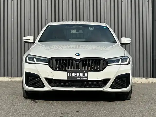 ＢＭＷ ５２３ｄ xDrive Mスポーツ EDジョイ+ 福島県 2020(令2)年 3.5万km アルピンホワイトⅢ ワンオーナー/パーキング・アシスト・プラス/・ アクティブPDC/・パーキング・アシスト/・トップ・ビュー＋3Dビュー/・ サイド・ビュー・カメラ/・リヤ・ビュー・カメラ/・リバース・アシスト/・ 誤発進抑制制御/ドライビング・アシスト・プロフェッショナル/・アクティブ・クルーズ・コントロール/・ステアリング&レーン・コントロール・アシスト/・レーン・ディパーチャー・ウォーニング/・レーン・チェンジ・ウォーニング/・ハンズ・オフ・アシスト/・レーン・チェンジ・アシスト/・アクティブ・サイド・コリジョン・プロテクション/・前車接近警告機能/・衝突回避・被害軽減ブレーキ/・後車衝突警告機能/・クロス・トラフィック・ウォーニング/・トラフィック・サイン・アシスト/ヘッドアップディスプレイ/ブラックキドニーグリル/コニャックレザーシート/パワーシート/シートヒーター /純正ナビ/AppleCarPlay/フルセグTV/コンフォートアクセス/ワイヤレス充電/LEDオートライト/アンビエントライト/ミラー一体型ETC/前後ドライブレコーダー/社外GPSレーダー/純正19インチAW