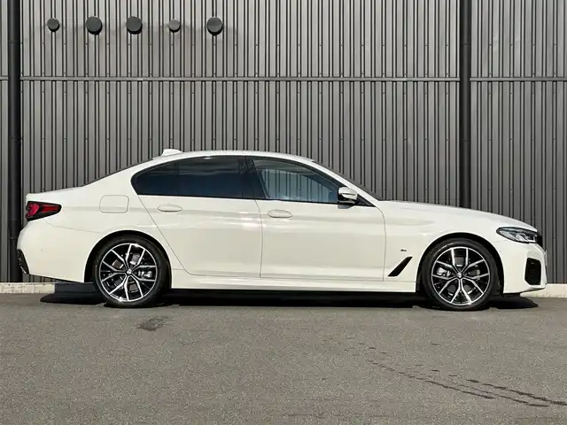 ＢＭＷ ５２３ｄ xDrive Mスポーツ EDジョイ+ 福島県 2020(令2)年 3.5万km アルピンホワイトⅢ ワンオーナー/パーキング・アシスト・プラス/・ アクティブPDC/・パーキング・アシスト/・トップ・ビュー＋3Dビュー/・ サイド・ビュー・カメラ/・リヤ・ビュー・カメラ/・リバース・アシスト/・ 誤発進抑制制御/ドライビング・アシスト・プロフェッショナル/・アクティブ・クルーズ・コントロール/・ステアリング&レーン・コントロール・アシスト/・レーン・ディパーチャー・ウォーニング/・レーン・チェンジ・ウォーニング/・ハンズ・オフ・アシスト/・レーン・チェンジ・アシスト/・アクティブ・サイド・コリジョン・プロテクション/・前車接近警告機能/・衝突回避・被害軽減ブレーキ/・後車衝突警告機能/・クロス・トラフィック・ウォーニング/・トラフィック・サイン・アシスト/ヘッドアップディスプレイ/ブラックキドニーグリル/コニャックレザーシート/パワーシート/シートヒーター /純正ナビ/AppleCarPlay/フルセグTV/コンフォートアクセス/ワイヤレス充電/LEDオートライト/アンビエントライト/ミラー一体型ETC/前後ドライブレコーダー/社外GPSレーダー/純正19インチAW