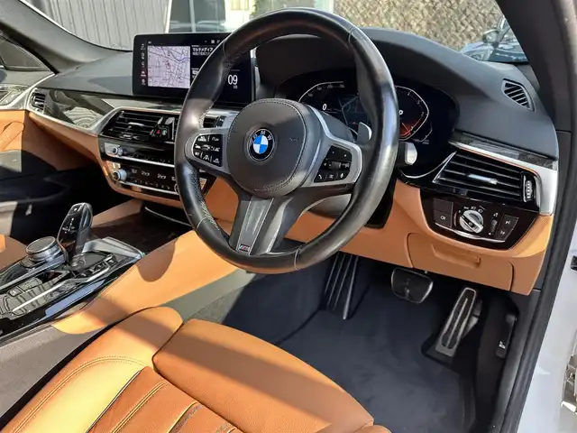 ＢＭＷ ５２３ｄ xDrive Mスポーツ EDジョイ+ 福島県 2020(令2)年 3.5万km アルピンホワイトⅢ ワンオーナー/パーキング・アシスト・プラス/・ アクティブPDC/・パーキング・アシスト/・トップ・ビュー＋3Dビュー/・ サイド・ビュー・カメラ/・リヤ・ビュー・カメラ/・リバース・アシスト/・ 誤発進抑制制御/ドライビング・アシスト・プロフェッショナル/・アクティブ・クルーズ・コントロール/・ステアリング&レーン・コントロール・アシスト/・レーン・ディパーチャー・ウォーニング/・レーン・チェンジ・ウォーニング/・ハンズ・オフ・アシスト/・レーン・チェンジ・アシスト/・アクティブ・サイド・コリジョン・プロテクション/・前車接近警告機能/・衝突回避・被害軽減ブレーキ/・後車衝突警告機能/・クロス・トラフィック・ウォーニング/・トラフィック・サイン・アシスト/ヘッドアップディスプレイ/ブラックキドニーグリル/コニャックレザーシート/パワーシート/シートヒーター /純正ナビ/AppleCarPlay/フルセグTV/コンフォートアクセス/ワイヤレス充電/LEDオートライト/アンビエントライト/ミラー一体型ETC/前後ドライブレコーダー/社外GPSレーダー/純正19インチAW