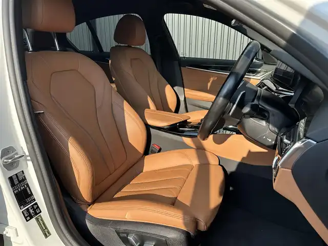 ＢＭＷ ５２３ｄ xDrive Mスポーツ EDジョイ+ 福島県 2020(令2)年 3.5万km アルピンホワイトⅢ ワンオーナー/パーキング・アシスト・プラス/・ アクティブPDC/・パーキング・アシスト/・トップ・ビュー＋3Dビュー/・ サイド・ビュー・カメラ/・リヤ・ビュー・カメラ/・リバース・アシスト/・ 誤発進抑制制御/ドライビング・アシスト・プロフェッショナル/・アクティブ・クルーズ・コントロール/・ステアリング&レーン・コントロール・アシスト/・レーン・ディパーチャー・ウォーニング/・レーン・チェンジ・ウォーニング/・ハンズ・オフ・アシスト/・レーン・チェンジ・アシスト/・アクティブ・サイド・コリジョン・プロテクション/・前車接近警告機能/・衝突回避・被害軽減ブレーキ/・後車衝突警告機能/・クロス・トラフィック・ウォーニング/・トラフィック・サイン・アシスト/ヘッドアップディスプレイ/ブラックキドニーグリル/コニャックレザーシート/パワーシート/シートヒーター /純正ナビ/AppleCarPlay/フルセグTV/コンフォートアクセス/ワイヤレス充電/LEDオートライト/アンビエントライト/ミラー一体型ETC/前後ドライブレコーダー/社外GPSレーダー/純正19インチAW