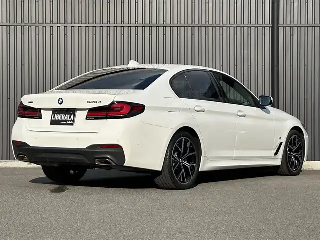 ＢＭＷ ５２３ｄ xDrive Mスポーツ EDジョイ+ 福島県 2020(令2)年 3.5万km アルピンホワイトⅢ ワンオーナー/パーキング・アシスト・プラス/・ アクティブPDC/・パーキング・アシスト/・トップ・ビュー＋3Dビュー/・ サイド・ビュー・カメラ/・リヤ・ビュー・カメラ/・リバース・アシスト/・ 誤発進抑制制御/ドライビング・アシスト・プロフェッショナル/・アクティブ・クルーズ・コントロール/・ステアリング&レーン・コントロール・アシスト/・レーン・ディパーチャー・ウォーニング/・レーン・チェンジ・ウォーニング/・ハンズ・オフ・アシスト/・レーン・チェンジ・アシスト/・アクティブ・サイド・コリジョン・プロテクション/・前車接近警告機能/・衝突回避・被害軽減ブレーキ/・後車衝突警告機能/・クロス・トラフィック・ウォーニング/・トラフィック・サイン・アシスト/ヘッドアップディスプレイ/ブラックキドニーグリル/コニャックレザーシート/パワーシート/シートヒーター /純正ナビ/AppleCarPlay/フルセグTV/コンフォートアクセス/ワイヤレス充電/LEDオートライト/アンビエントライト/ミラー一体型ETC/前後ドライブレコーダー/社外GPSレーダー/純正19インチAW