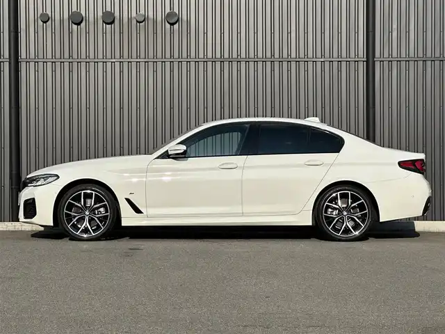 ＢＭＷ ５２３ｄ xDrive Mスポーツ EDジョイ+ 福島県 2020(令2)年 3.5万km アルピンホワイトⅢ ワンオーナー/パーキング・アシスト・プラス/・ アクティブPDC/・パーキング・アシスト/・トップ・ビュー＋3Dビュー/・ サイド・ビュー・カメラ/・リヤ・ビュー・カメラ/・リバース・アシスト/・ 誤発進抑制制御/ドライビング・アシスト・プロフェッショナル/・アクティブ・クルーズ・コントロール/・ステアリング&レーン・コントロール・アシスト/・レーン・ディパーチャー・ウォーニング/・レーン・チェンジ・ウォーニング/・ハンズ・オフ・アシスト/・レーン・チェンジ・アシスト/・アクティブ・サイド・コリジョン・プロテクション/・前車接近警告機能/・衝突回避・被害軽減ブレーキ/・後車衝突警告機能/・クロス・トラフィック・ウォーニング/・トラフィック・サイン・アシスト/ヘッドアップディスプレイ/ブラックキドニーグリル/コニャックレザーシート/パワーシート/シートヒーター /純正ナビ/AppleCarPlay/フルセグTV/コンフォートアクセス/ワイヤレス充電/LEDオートライト/アンビエントライト/ミラー一体型ETC/前後ドライブレコーダー/社外GPSレーダー/純正19インチAW