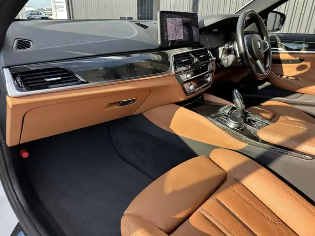 ＢＭＷ ５２３ｄ xDrive Mスポーツ EDジョイ+ 福島県 2020(令2)年 3.5万km アルピンホワイトⅢ ワンオーナー/パーキング・アシスト・プラス/・ アクティブPDC/・パーキング・アシスト/・トップ・ビュー＋3Dビュー/・ サイド・ビュー・カメラ/・リヤ・ビュー・カメラ/・リバース・アシスト/・ 誤発進抑制制御/ドライビング・アシスト・プロフェッショナル/・アクティブ・クルーズ・コントロール/・ステアリング&レーン・コントロール・アシスト/・レーン・ディパーチャー・ウォーニング/・レーン・チェンジ・ウォーニング/・ハンズ・オフ・アシスト/・レーン・チェンジ・アシスト/・アクティブ・サイド・コリジョン・プロテクション/・前車接近警告機能/・衝突回避・被害軽減ブレーキ/・後車衝突警告機能/・クロス・トラフィック・ウォーニング/・トラフィック・サイン・アシスト/ヘッドアップディスプレイ/ブラックキドニーグリル/コニャックレザーシート/パワーシート/シートヒーター /純正ナビ/AppleCarPlay/フルセグTV/コンフォートアクセス/ワイヤレス充電/LEDオートライト/アンビエントライト/ミラー一体型ETC/前後ドライブレコーダー/社外GPSレーダー/純正19インチAW