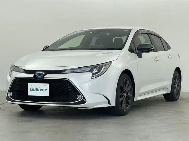 トヨタ カローラ ハイブリット ダブルバイビー 群馬県 2022(令4)年 2.8万km プラチナホワイトパールマイカ ステアリングヒーター/シートヒーター/＝＝＝＝＝＝＝＝＝/純正8インチディスプレーオーディオナビ/・AM/FM/フルセグTV/USB//・Apple CarPlay/Android Auto/Miracast/Bluetooth/＝＝＝＝＝＝＝＝＝/リヤスポイラー/Toyota　Safety　Sense/・プリクラッシュセーフティ/・レーントレーシングアシスト＋レーンディパーチャーアラート/・レーダークルーズコントロール/・オートマチックハイビーム/・ロードサインアシスト/・ドライバー異常時対応システム/・プロアクティブドライビングアシスト/・発進遅れ告知機能/ハーフレザーシート