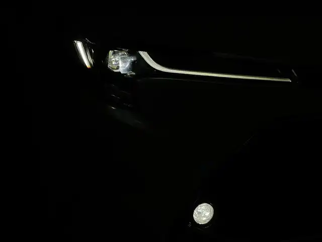 トヨタ カローラ ハイブリット ダブルバイビー 群馬県 2022(令4)年 2.8万km プラチナホワイトパールマイカ ステアリングヒーター/シートヒーター/＝＝＝＝＝＝＝＝＝/純正8インチディスプレーオーディオナビ/・AM/FM/フルセグTV/USB//・Apple CarPlay/Android Auto/Miracast/Bluetooth/＝＝＝＝＝＝＝＝＝/リヤスポイラー/Toyota　Safety　Sense/・プリクラッシュセーフティ/・レーントレーシングアシスト＋レーンディパーチャーアラート/・レーダークルーズコントロール/・オートマチックハイビーム/・ロードサインアシスト/・ドライバー異常時対応システム/・プロアクティブドライビングアシスト/・発進遅れ告知機能/ハーフレザーシート