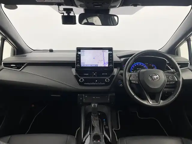トヨタ カローラ ハイブリット ダブルバイビー 群馬県 2022(令4)年 2.8万km プラチナホワイトパールマイカ ステアリングヒーター/シートヒーター/＝＝＝＝＝＝＝＝＝/純正8インチディスプレーオーディオナビ/・AM/FM/フルセグTV/USB//・Apple CarPlay/Android Auto/Miracast/Bluetooth/＝＝＝＝＝＝＝＝＝/リヤスポイラー/Toyota　Safety　Sense/・プリクラッシュセーフティ/・レーントレーシングアシスト＋レーンディパーチャーアラート/・レーダークルーズコントロール/・オートマチックハイビーム/・ロードサインアシスト/・ドライバー異常時対応システム/・プロアクティブドライビングアシスト/・発進遅れ告知機能/ハーフレザーシート