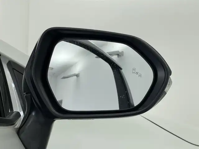 トヨタ カローラ ハイブリット ダブルバイビー 群馬県 2022(令4)年 2.8万km プラチナホワイトパールマイカ ステアリングヒーター/シートヒーター/＝＝＝＝＝＝＝＝＝/純正8インチディスプレーオーディオナビ/・AM/FM/フルセグTV/USB//・Apple CarPlay/Android Auto/Miracast/Bluetooth/＝＝＝＝＝＝＝＝＝/リヤスポイラー/Toyota　Safety　Sense/・プリクラッシュセーフティ/・レーントレーシングアシスト＋レーンディパーチャーアラート/・レーダークルーズコントロール/・オートマチックハイビーム/・ロードサインアシスト/・ドライバー異常時対応システム/・プロアクティブドライビングアシスト/・発進遅れ告知機能/ハーフレザーシート