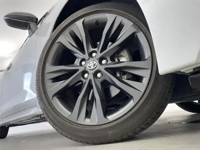 トヨタ カローラ ハイブリット ダブルバイビー 群馬県 2022(令4)年 2.8万km プラチナホワイトパールマイカ ステアリングヒーター/シートヒーター/＝＝＝＝＝＝＝＝＝/純正8インチディスプレーオーディオナビ/・AM/FM/フルセグTV/USB//・Apple CarPlay/Android Auto/Miracast/Bluetooth/＝＝＝＝＝＝＝＝＝/リヤスポイラー/Toyota　Safety　Sense/・プリクラッシュセーフティ/・レーントレーシングアシスト＋レーンディパーチャーアラート/・レーダークルーズコントロール/・オートマチックハイビーム/・ロードサインアシスト/・ドライバー異常時対応システム/・プロアクティブドライビングアシスト/・発進遅れ告知機能/ハーフレザーシート