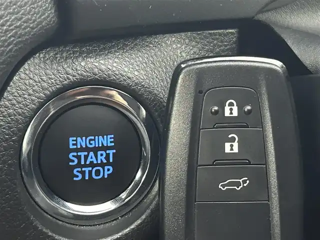 トヨタ ＲＡＶ４ アドベンチャー 熊本県 2022(令4)年 2.2万km アーバンカーキ 禁煙車　/４WD/TRDフロントバンパーガーニッシュ/純正ディスプレイオーディオ（ＡｐｐｌＣａｒＰｌａｙ・ＢＴ・フルセグ・ＵＳＢ）/全周囲カメラ　/社外前後ドライブレコーダー　/ビルトインＥＴＣ　/前後クリアランスソナー　/前席シートヒーター　/ステアリングヒーター/前席エアーシート/運転席パワーシート/メモリシート/パワーバックドア/レーダークルーズコントロール/ブラインドスポットモニター/衝突軽減ブレーキ/レーンキープアシスト/ダウンヒルアシスト/デジタルインナーミラー/ルーフレール/電動パーキング/オートホールド/純正フロアマット/純正19インチAW/オートライト/オートマチックハイビーム/LEDヘッドライト/フォグランプ/スマートキー/プッシュスタート/保証書/取扱説明書