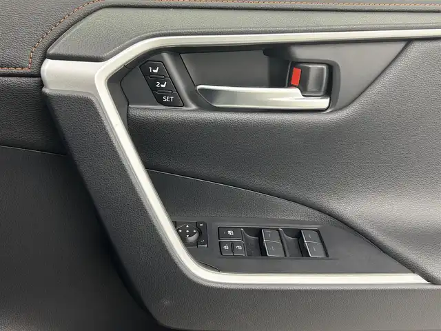 トヨタ ＲＡＶ４ アドベンチャー 熊本県 2022(令4)年 2.2万km アーバンカーキ 禁煙車　/４WD/TRDフロントバンパーガーニッシュ/純正ディスプレイオーディオ（ＡｐｐｌＣａｒＰｌａｙ・ＢＴ・フルセグ・ＵＳＢ）/全周囲カメラ　/社外前後ドライブレコーダー　/ビルトインＥＴＣ　/前後クリアランスソナー　/前席シートヒーター　/ステアリングヒーター/前席エアーシート/運転席パワーシート/メモリシート/パワーバックドア/レーダークルーズコントロール/ブラインドスポットモニター/衝突軽減ブレーキ/レーンキープアシスト/ダウンヒルアシスト/デジタルインナーミラー/ルーフレール/電動パーキング/オートホールド/純正フロアマット/純正19インチAW/オートライト/オートマチックハイビーム/LEDヘッドライト/フォグランプ/スマートキー/プッシュスタート/保証書/取扱説明書